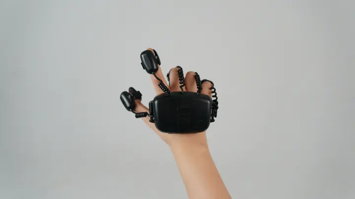 Air Glove Atlas를 착용하고 손가락을 가리키는 장면