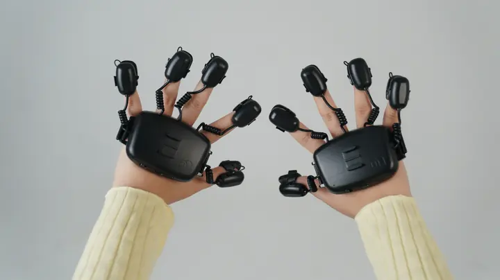 양손에 착용한 Air Glove Atlas