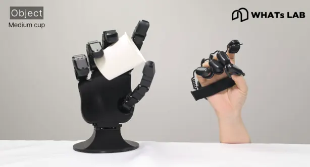 ROBOTIS 로봇 핸드 원격 조작 장면